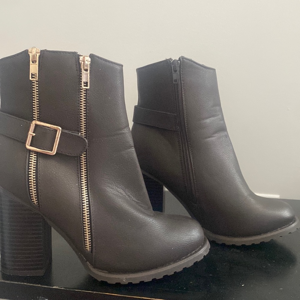 Size 7.5 heel boots
